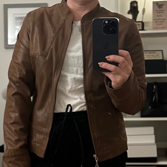 Chic Women's Brown Leather Jacket - Picture 9 of 10